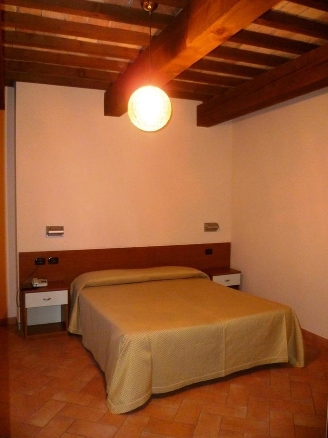 Hotel Santa Chiara SantʼAngelo in Vado Cameră foto